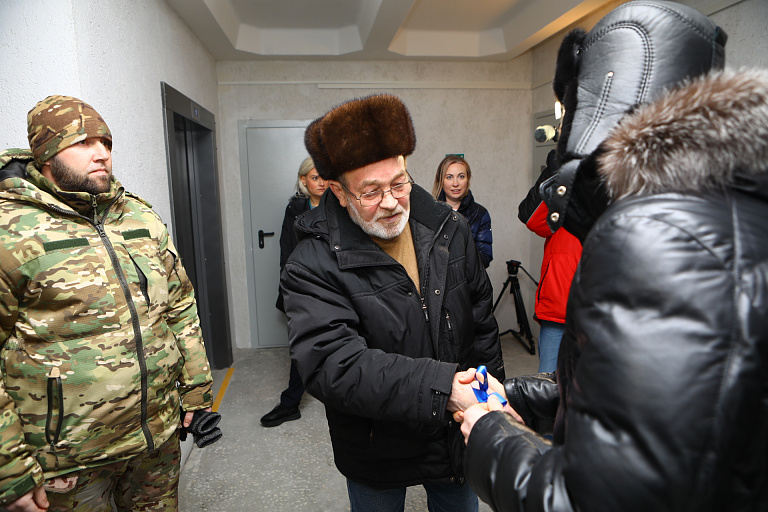 Семья участника СВО к 23 февраля получила ключи от новой квартиры