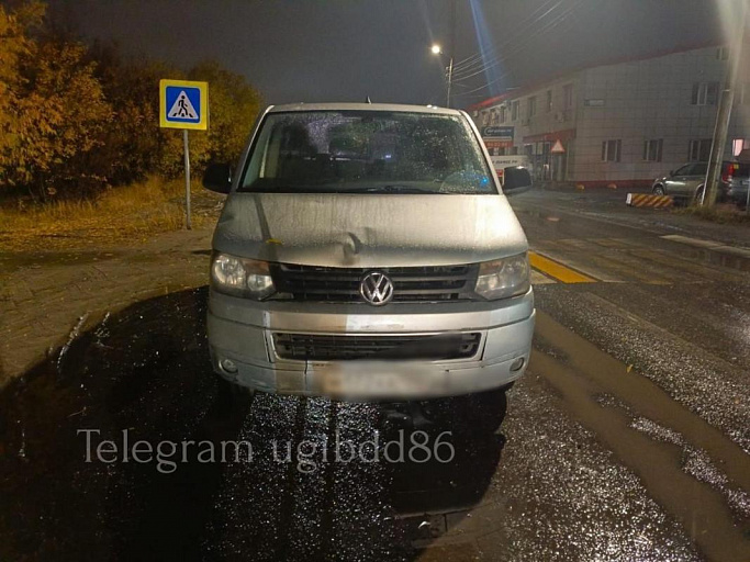 В Сургуте под колеса микроавтобуса попали две женщины 