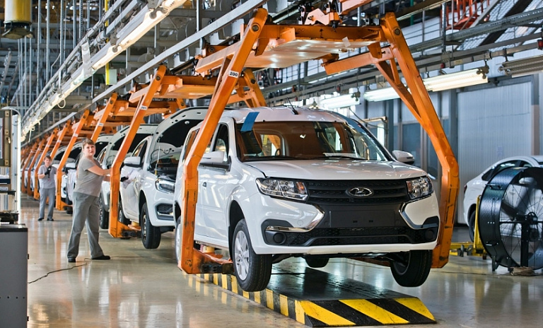 Чиновники Югры будут ездить на отечественных автомобилях