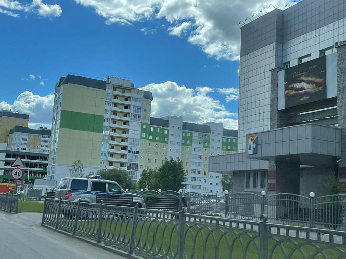 В Нижневартовске эвакуируют детские учреждения и администрацию из-за анонимных сообщений 