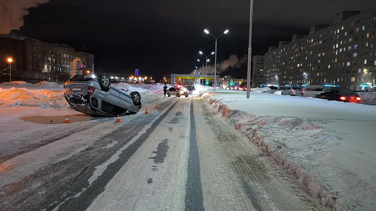 В Нижневартовске юный водитель перевернул машину, неудачно повернув руль