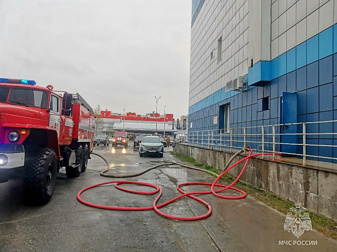 В Сургуте во время пожара в банном комплексе «Аквамарин» спасли 17 человек