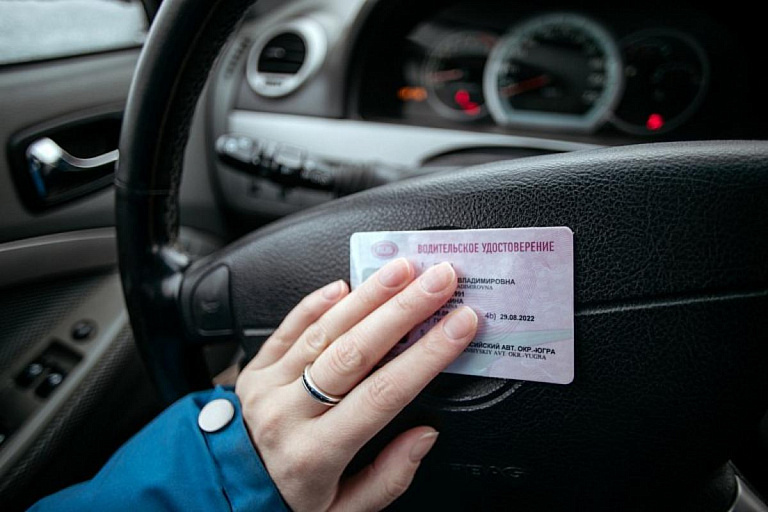 Больше половины учеников автошкол в ХМАО провалили экзамены в 2025 году