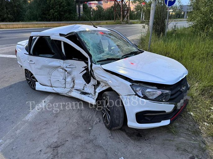 Массовая авария в Сургуте: «Лада» проехала на красный, пострадали два человека